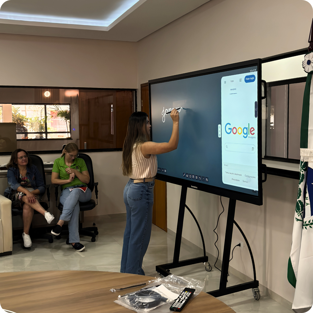 Tela interativa em ambiente corporativo